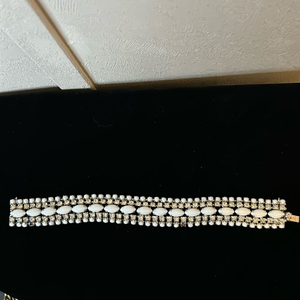 Bracelet Vintage Opaque White and Chrystal Settings 7”
